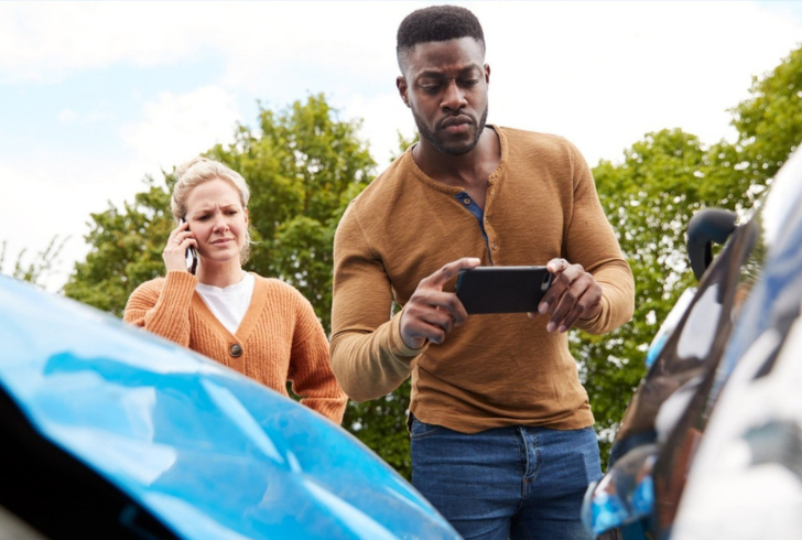 Photograph the parking lot accidents scene